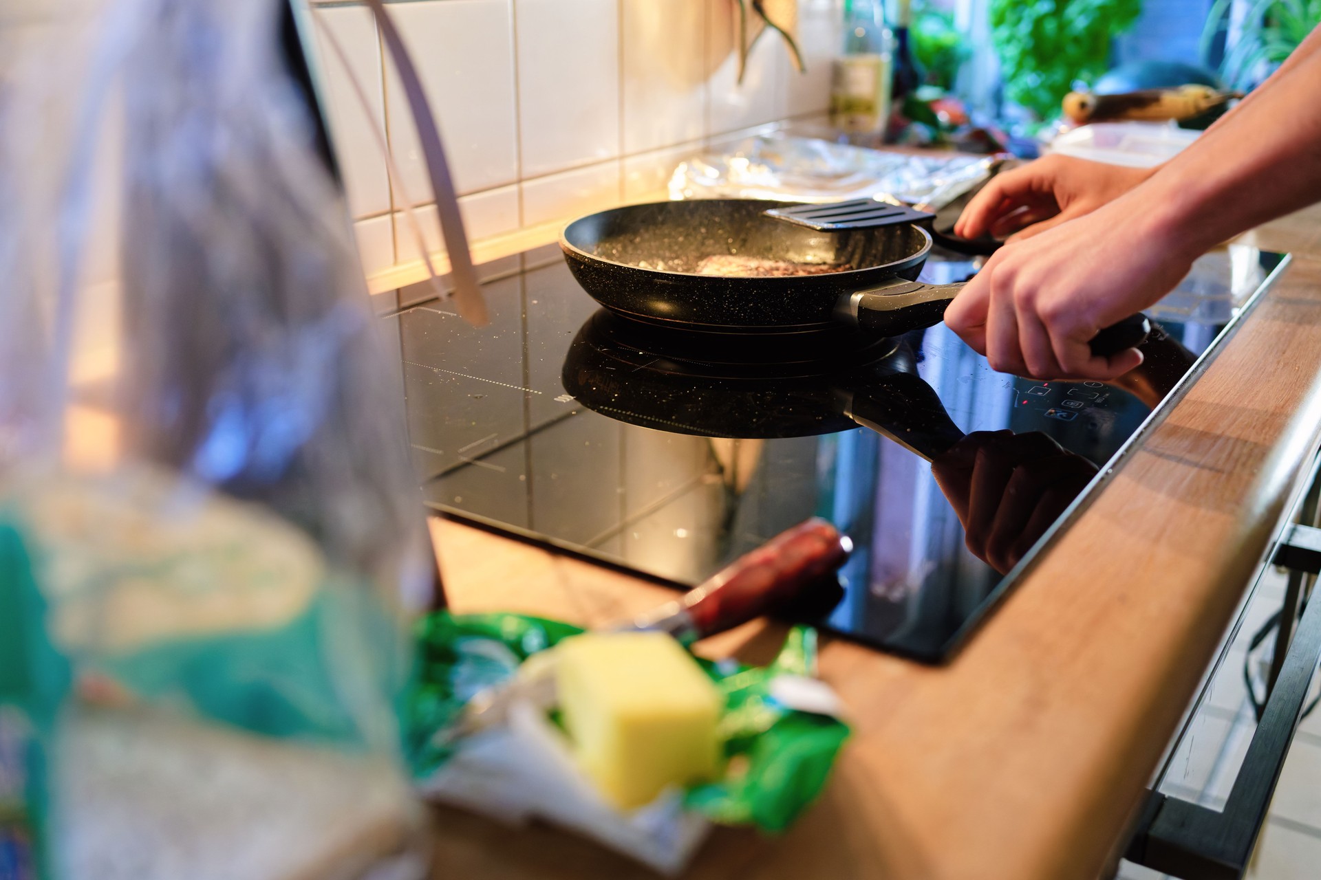 Preparación de la cocina con ingredientes frescos en un entorno de cocina moderno durante el día